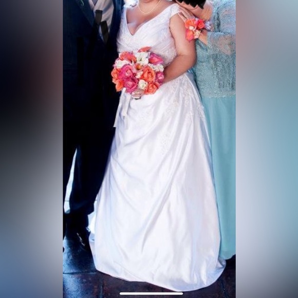 Beautiful Wedding Dress - Picture 6 of 7